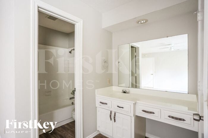 Building Photo - 2110 Richbrook Dr