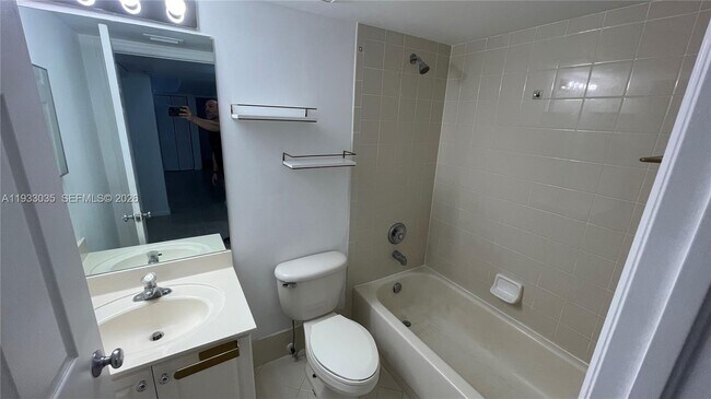 Building Photo - 529 E Sheridan St