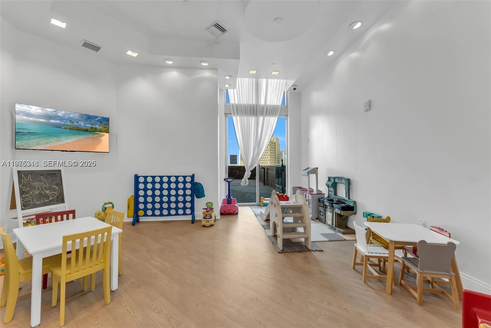 Building Photo - 350 S Miami Ave