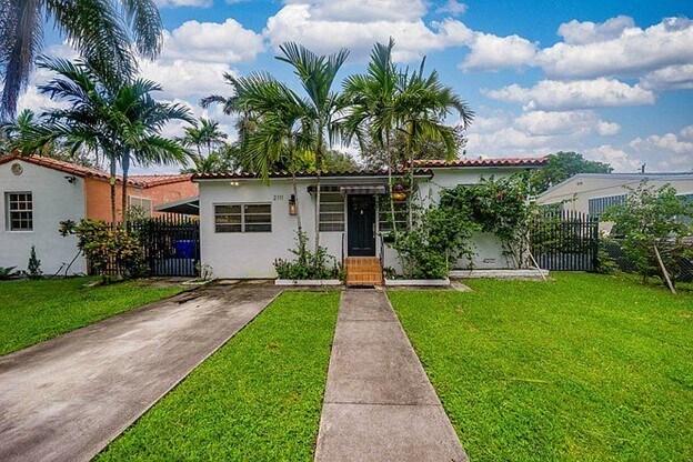 Front yard - 2111 SW 24th St