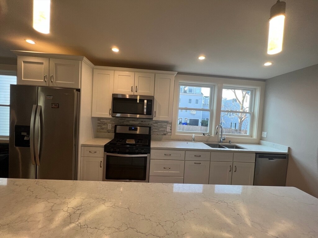 Building Photo - 39 Snow St