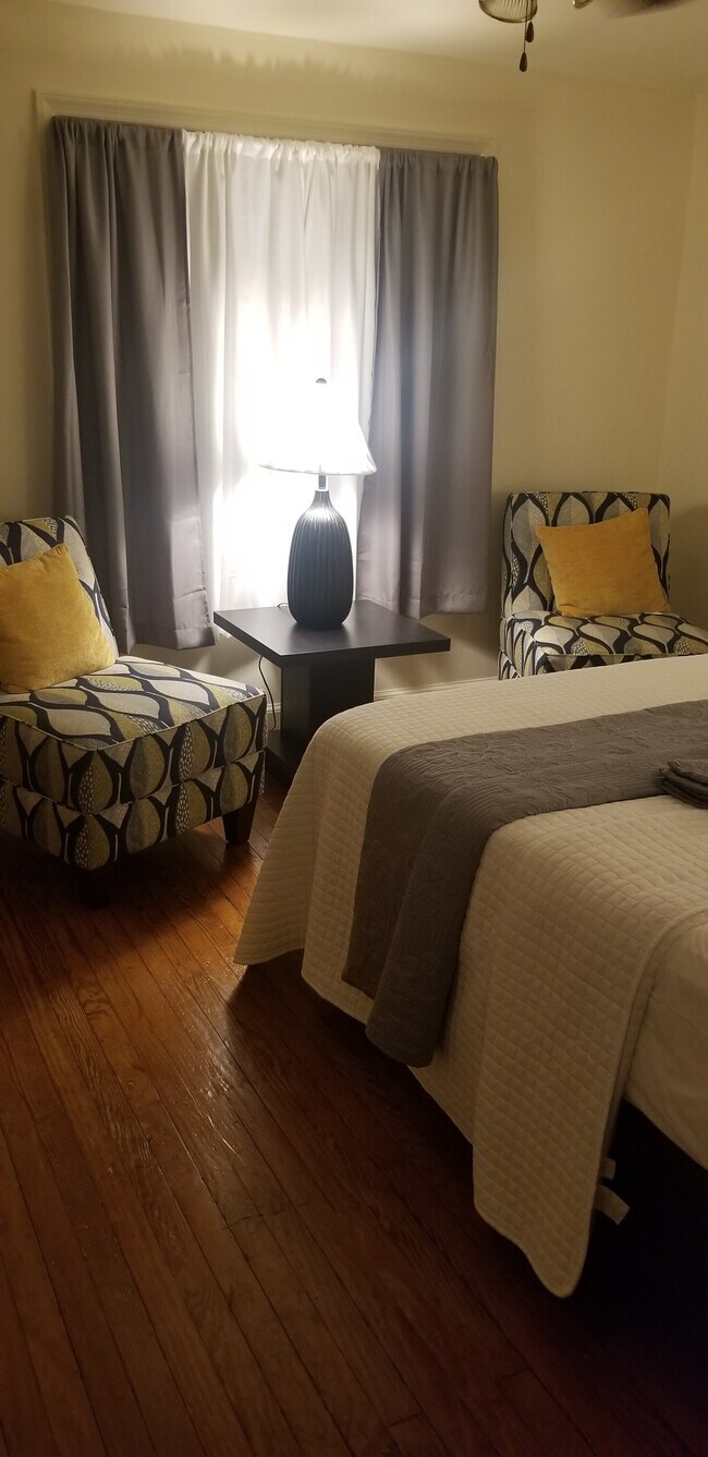 suite bedroom - 3136 N 5th St