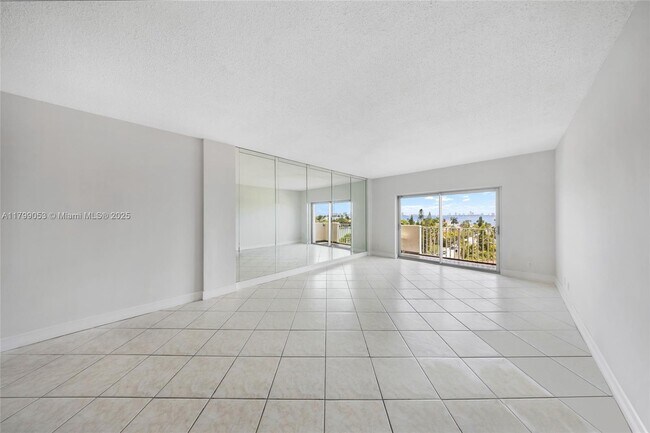 Building Photo - 1455 N Treasure Dr