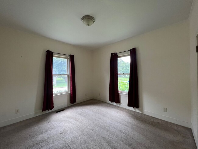 Building Photo - 3 BD, 1 BA Charming Brick Home!