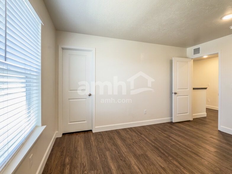 Building Photo - 1247 E Meadow Ranch Ln