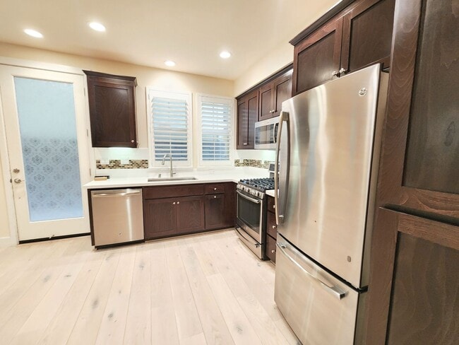 Building Photo - Modern 3 bed 2.5 bath townhome