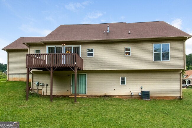 Building Photo - 136 Lawrence Dr