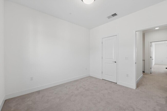 Building Photo - 392 Line St