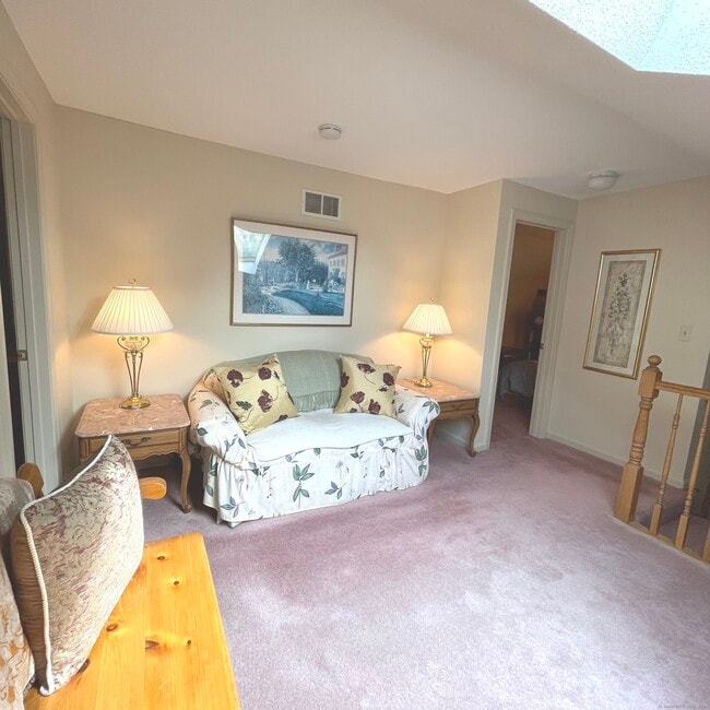 Building Photo - 697 South End Rd