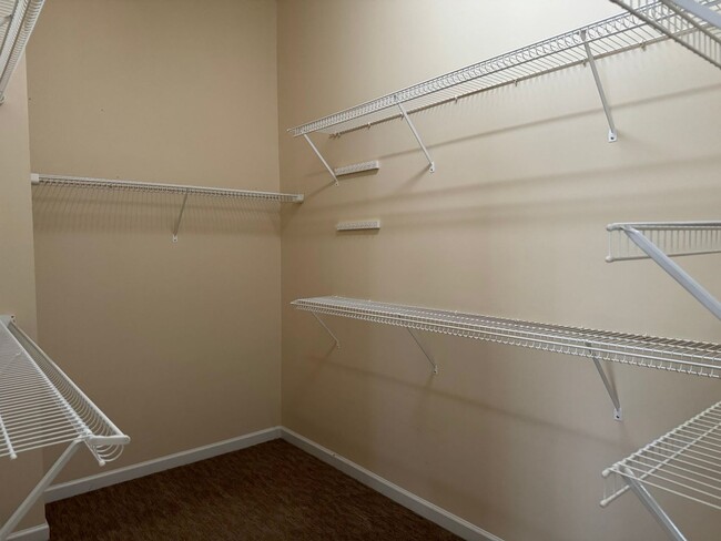 Building Photo - 3 Bedroom Townhome in Wakefield