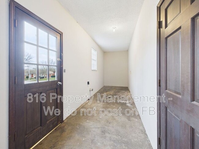 Building Photo - 3929 S Carriage Ln