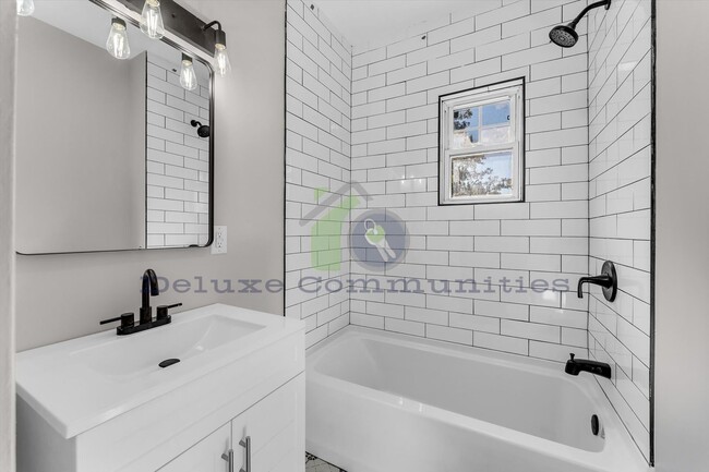 Building Photo - 724-724 Adams St SE