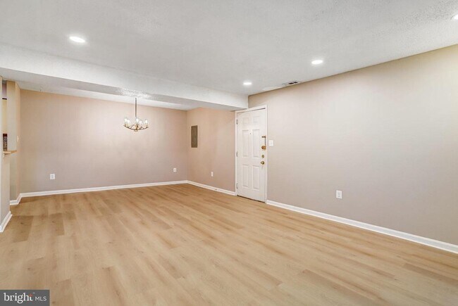 Building Photo - 1603 Carriage House Terrace