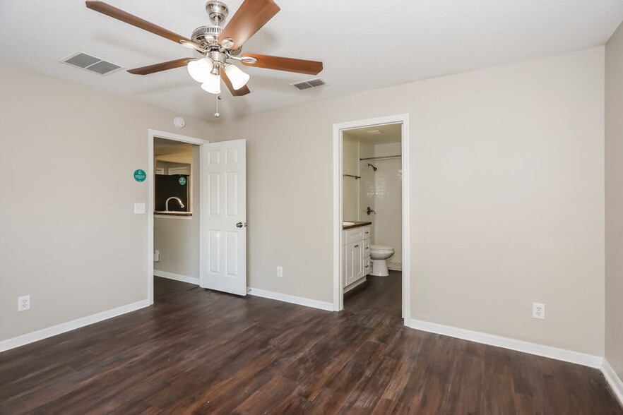 Building Photo - 12148 Woodglen Cir