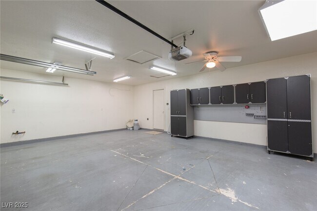 Building Photo - 533 Trocadero St