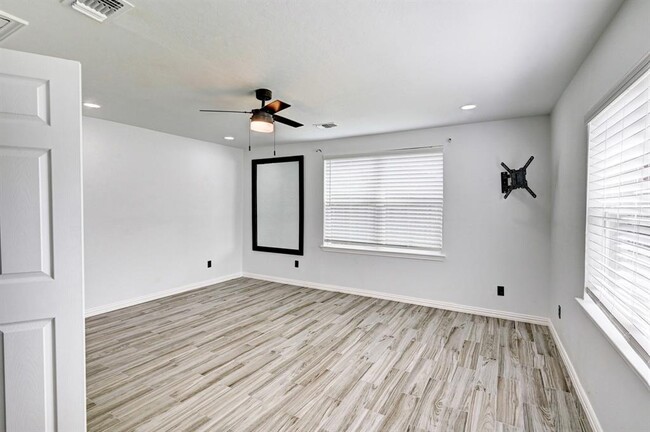 Building Photo - 12915 Stratford Heights Dr