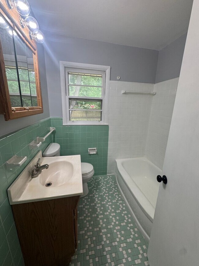 Building Photo - Forest Hills home with park access