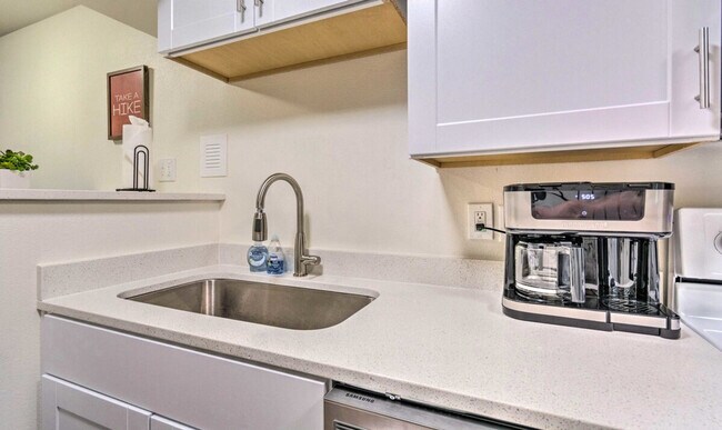 Building Photo - 3915 W 8th St