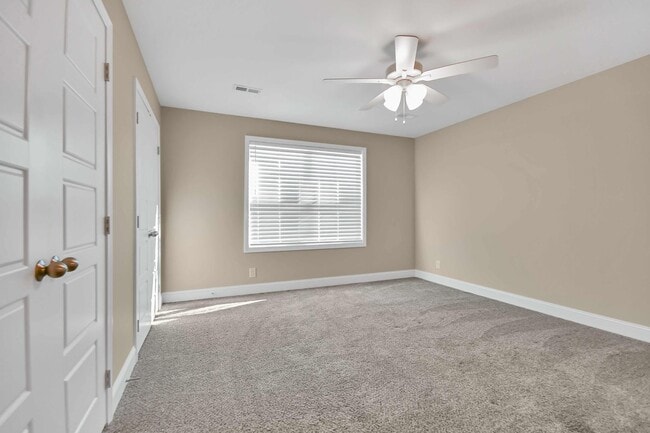 Building Photo - Two Bedroom Townhouse!