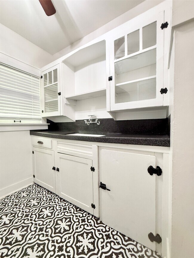 Building Photo - 1136 Berthea St