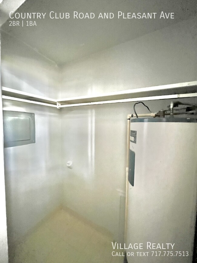 Building Photo - Roomy, remodeled 2-bed w/ on-site laundry ...