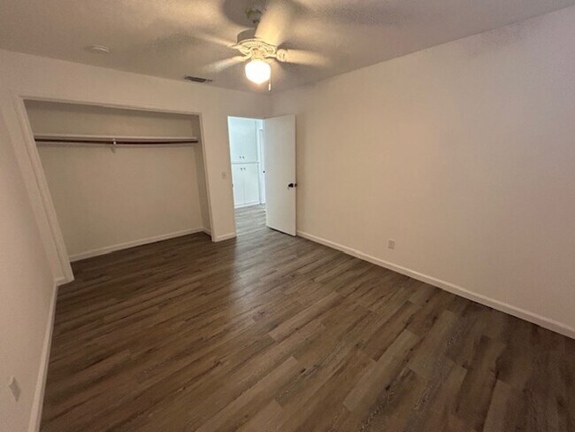 Building Photo - 3 bedroom 2 bathroom with pool!