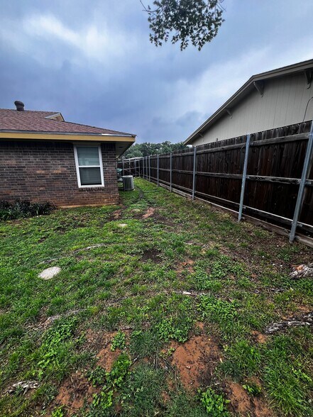 Building Photo - 2214 Lavern St
