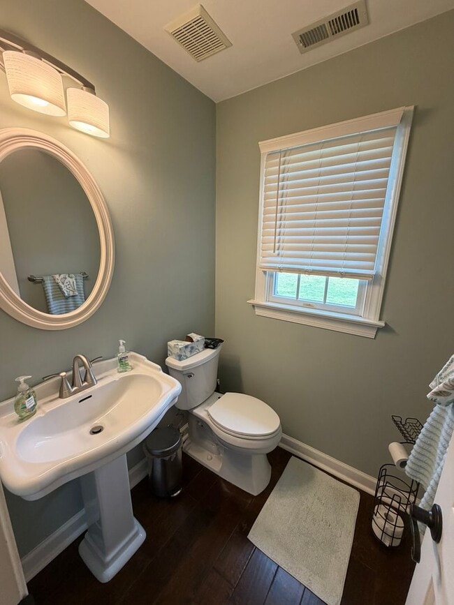 Building Photo - 4 Bed / 2.5 Bath Single Family Home