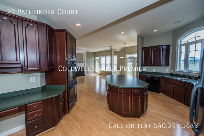 Building Photo - 29 Pathfinder Ct