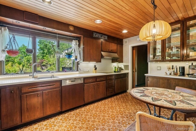 Building Photo - 181 Finmor Dr