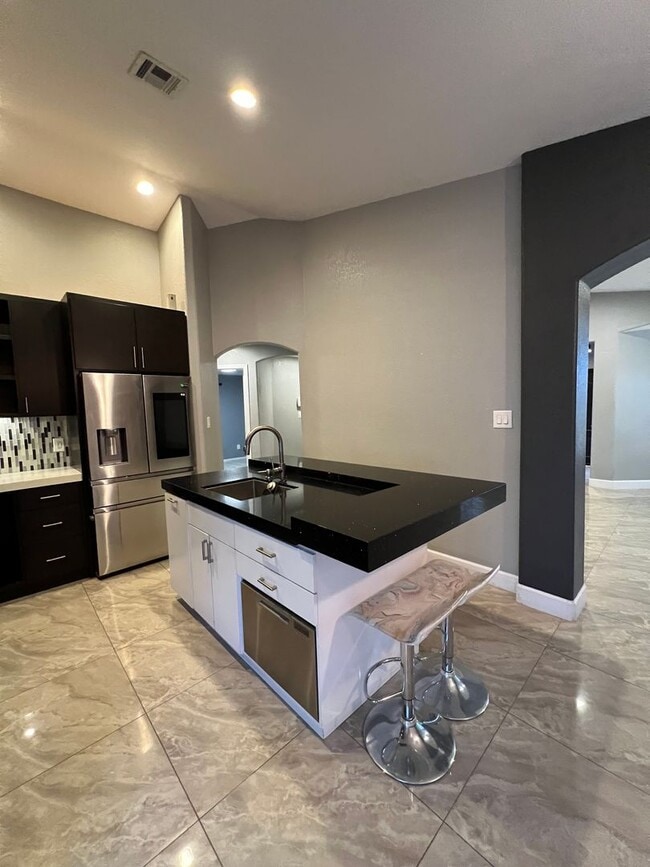 Building Photo - NICE 3 BED 2 BATH!