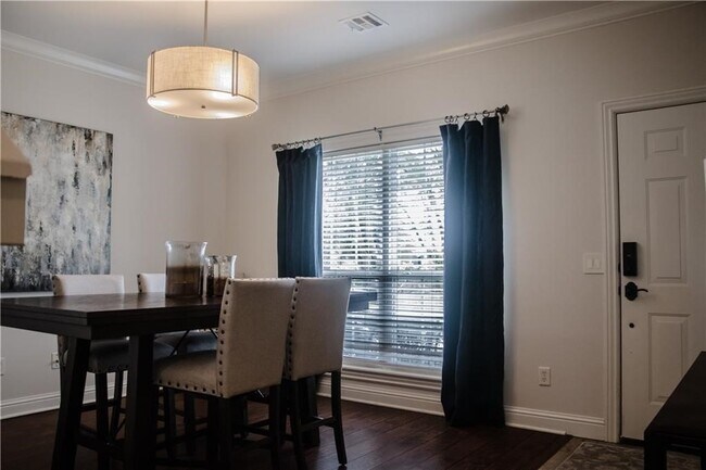 Building Photo - 608 SW 5th St