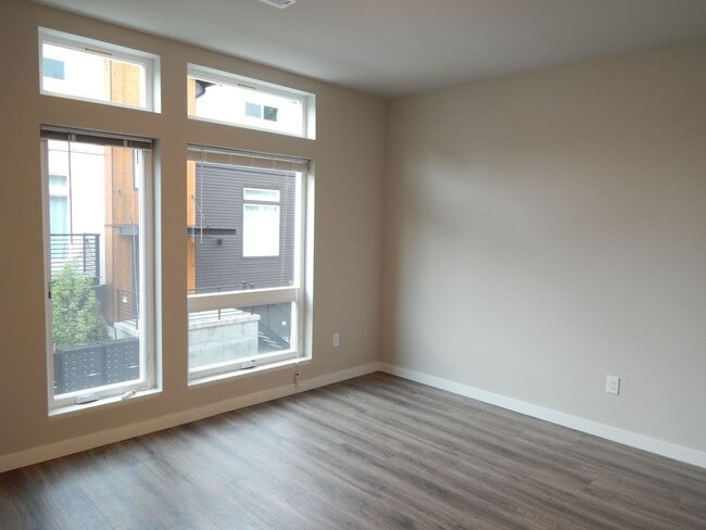 Building Photo - Bellevue 5 bd 3.5 bath townhouse with two ...