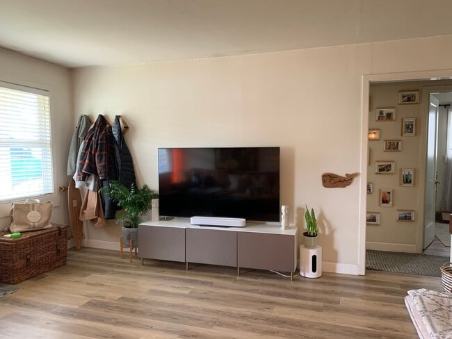 Building Photo - Charming 2Bd/1Ba Pleasure Point Cottage – Steps from the Ocean