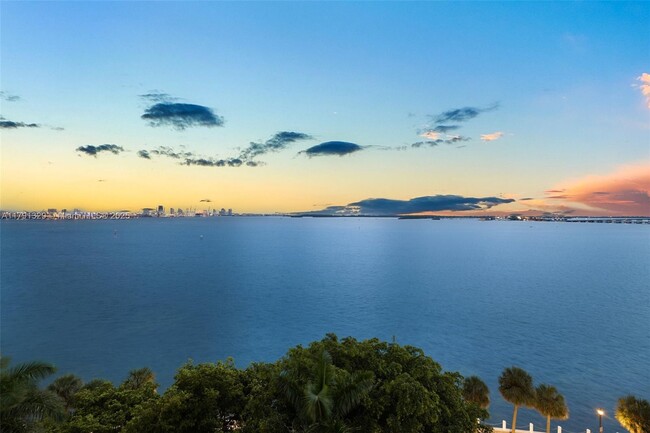Building Photo - 1420 Brickell Bay Dr