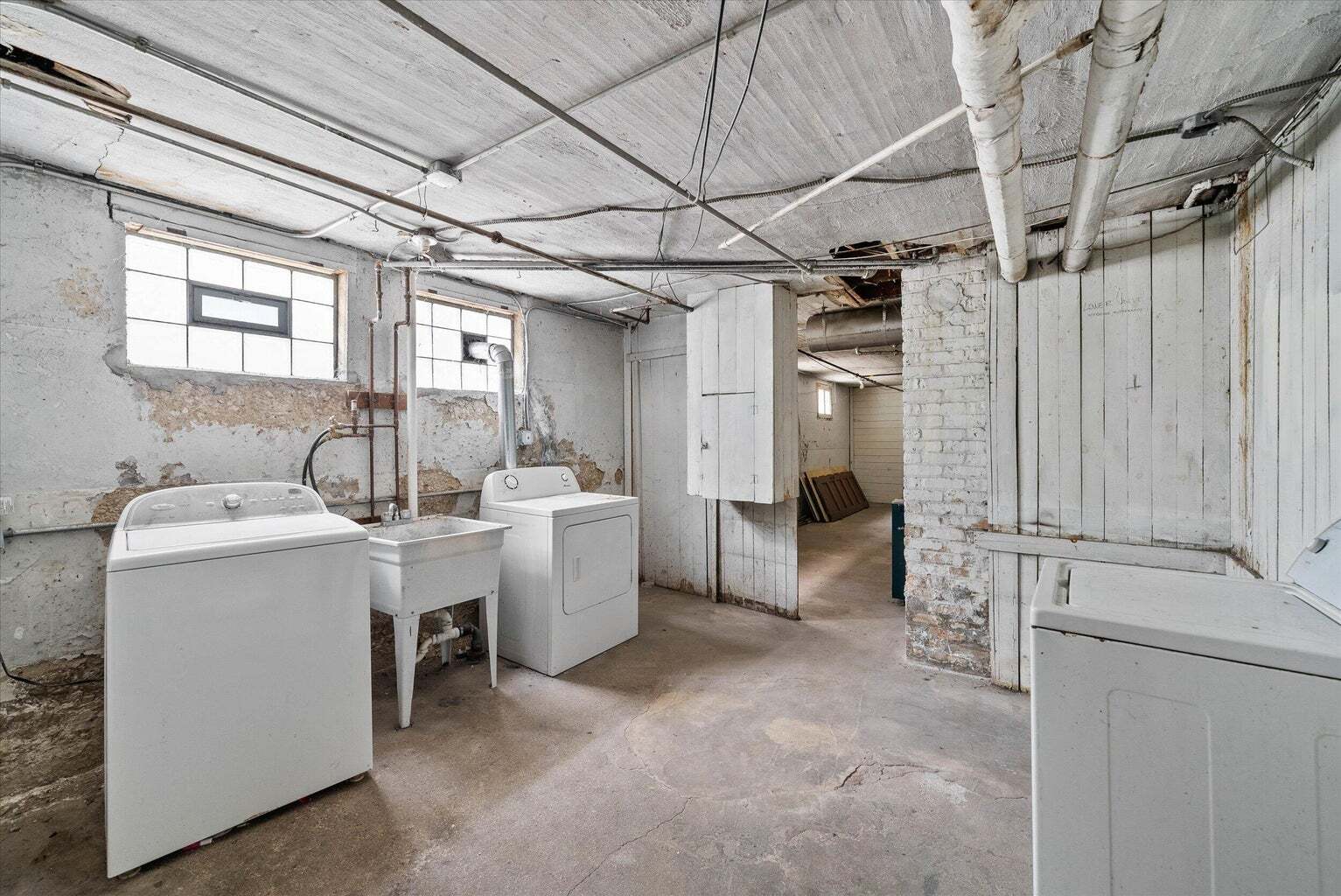 Lower Laundry - 2856 N Frederick Ave