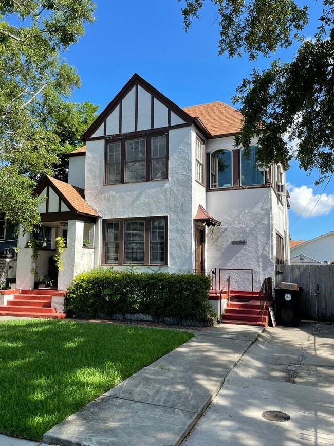 Building Photo - Large 3BD/2BA House Uptown with Driveway and Fenced Backyard