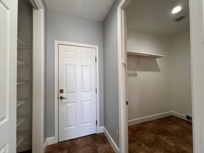 Building Photo - FANTASTIC 2 STORY HOME, 3 bedroom, 2.5 bat...