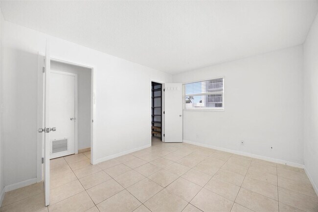 Building Photo - 2131 N Ocean Blvd