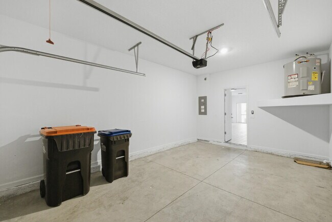 Building Photo - 3-Bedroom Oak Hammock Townhome – Internet Included!