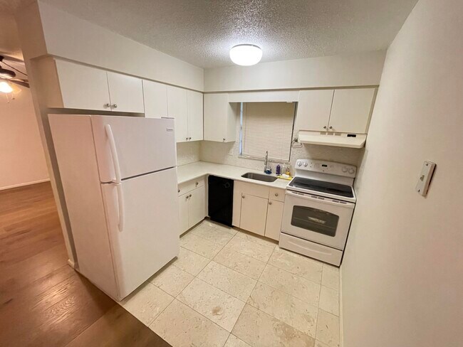 Building Photo - 301 W Ocean Ave