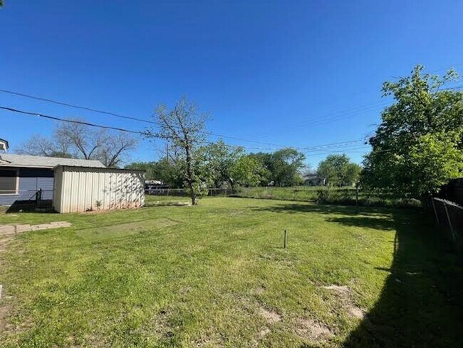 Building Photo - 1105 Fisher St