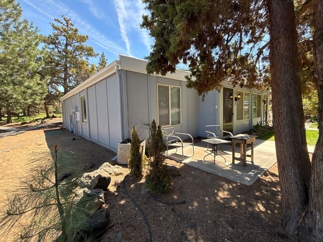 Building Photo - Garden-Style Condo in the Heart of Bend!