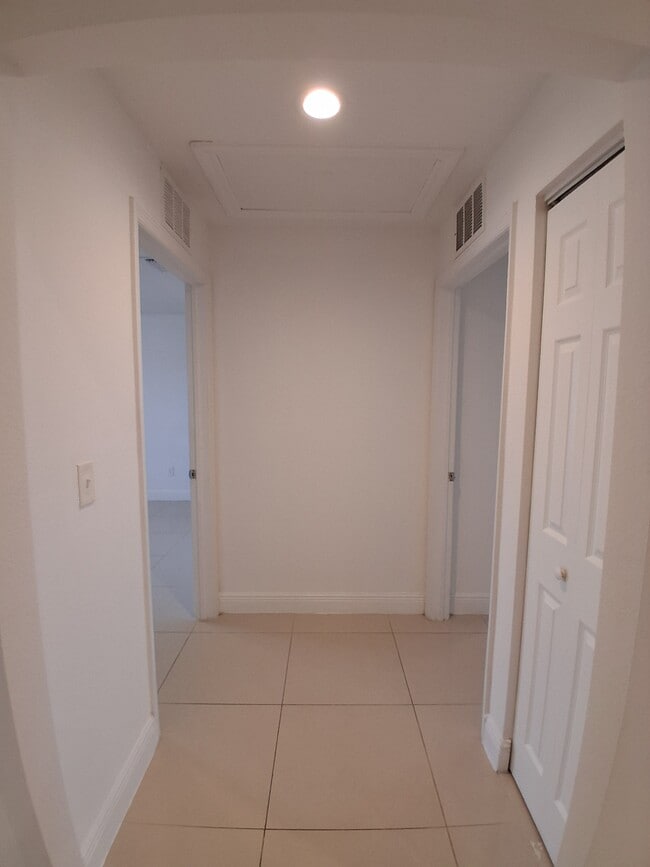 Building Photo - 9007 Meadow Cir