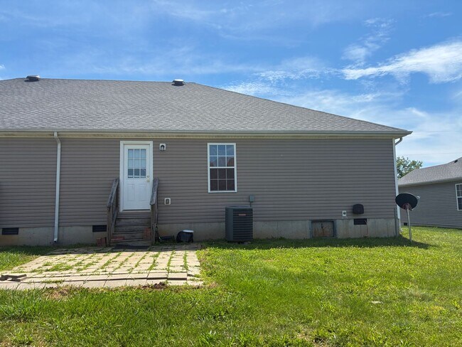Building Photo - **LESS than 10 minute Drive from Fort Knox**