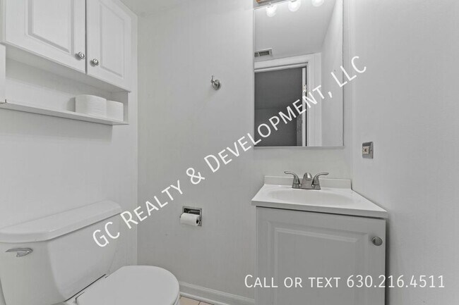 Building Photo - 238 E Parallel St