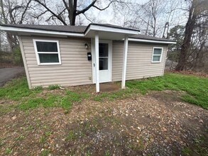 Building Photo - Charming 2 Bedroom Pet Friendly Home!!