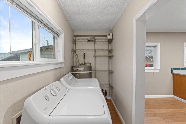 Building Photo - 208 S Chehalis St