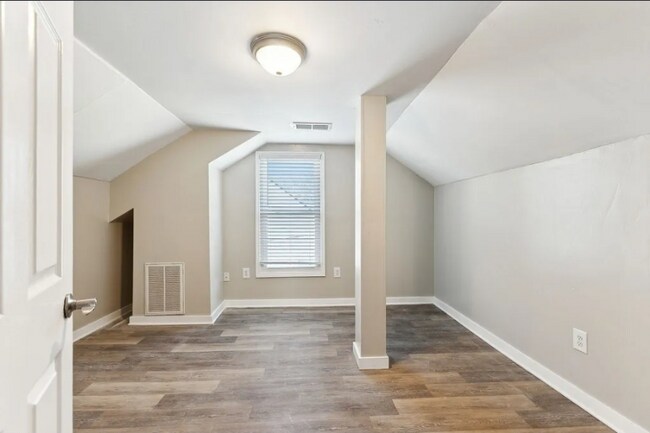 Building Photo - 306 W 17th St