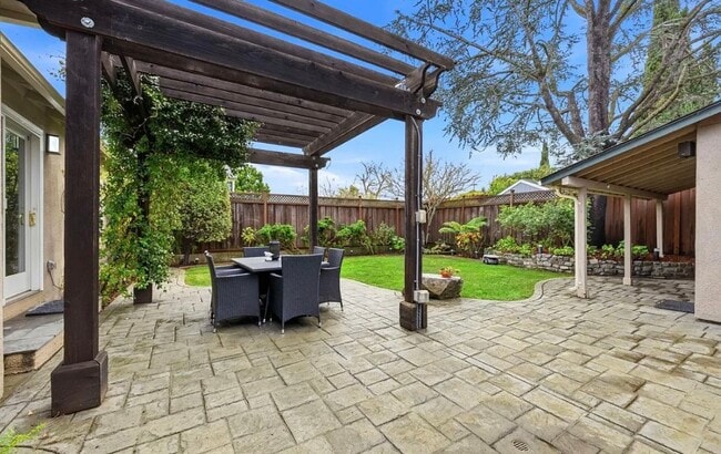 Building Photo - House For Rent